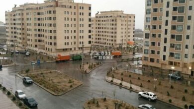 محمود حسینی‌آبادی معاون تأمین و توسعه مسکن سازمان بهزیستی کشور با تشریح وضعیت ساخت و تأمین مسکن در کشور گفت: ساخت مسکن به‌طور کلی به دو شکل قابل طبقه‌بندی است، واحدهایی که با حمایت و مداخله دولت ساخته می‌شوند و واحدهایی که توسط بخش خصوصی در داخل بافت‌های شهری توسعه می‌یابند اما هر دو مسیر با چالش‌هایی برای گروه‌های کم‌درآمد و تحت پوشش سازمان بهزیستی همراه است.