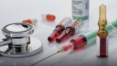دکتر سعید مهرزادی گفت: توزیع دارو باید مطابق استانداردهای ابلاغی و صرفا از طریق زنجیره رسمی انجام شود و هرگونه ارسال دارو از مسیرهای غیرمجاز از جمله پست یا حمل‌ونقل عمومی، سلامت دارو و بیماران را به خطر می‌اندازد.