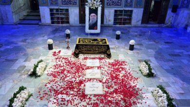 مزار مطهر رهبر شهید انقلاب اسلامی در رواق دارالذکر حرم امام رضا علیه‌السلام